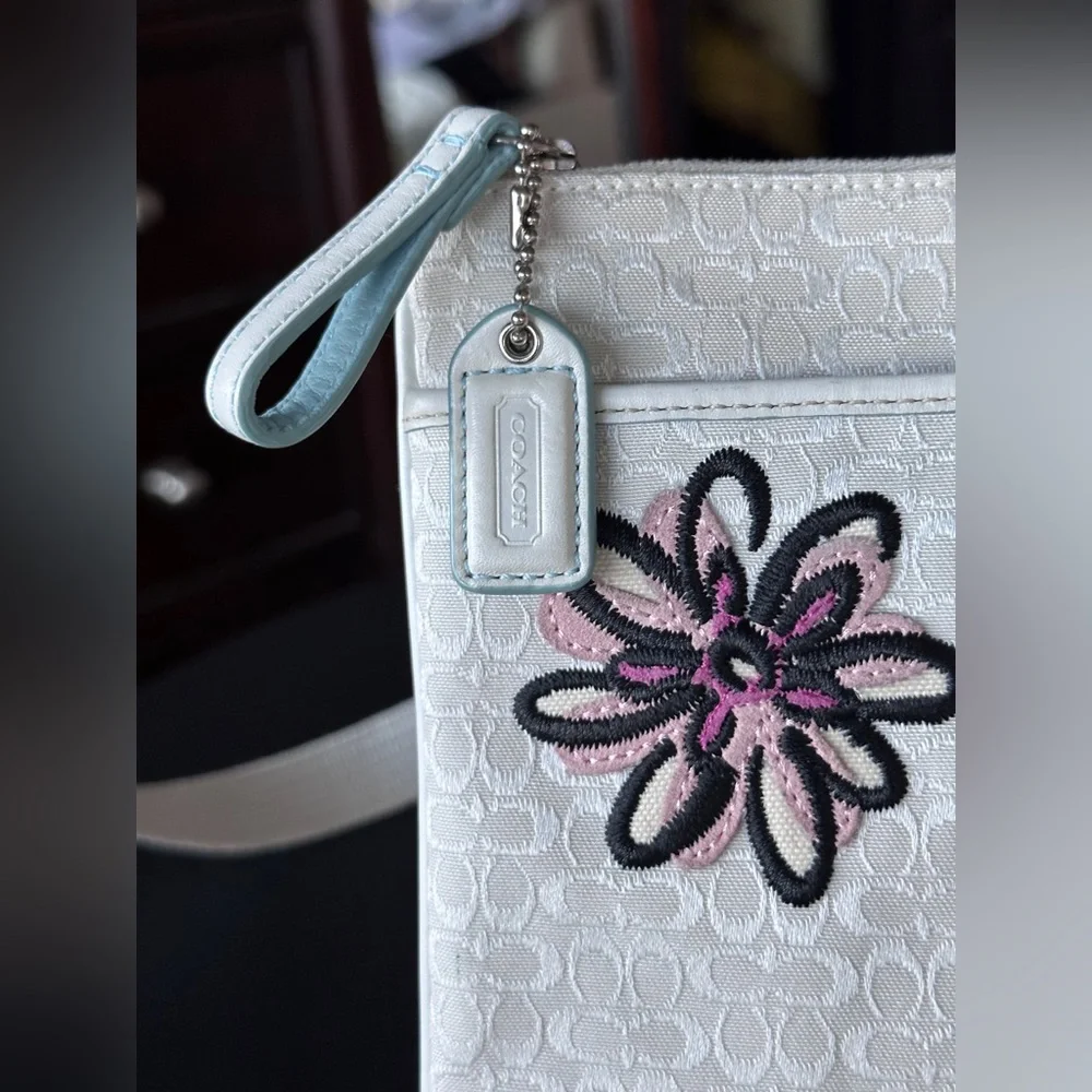 Coach white Micro C pattern Swingpack & embroidered bee & flowers RARE Y2K 2006 - Picture 4 of 13